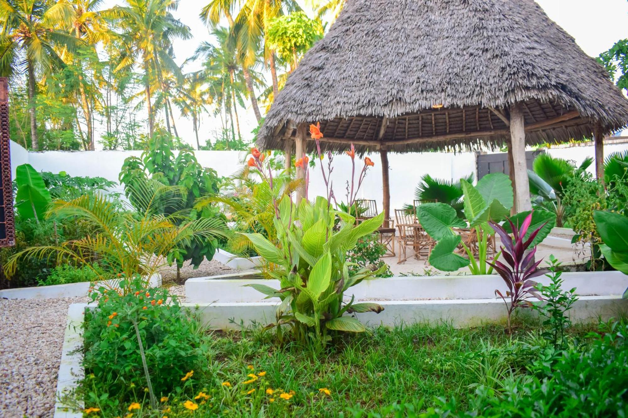 Uhuru House And Restaurant Nungwi Buitenkant foto