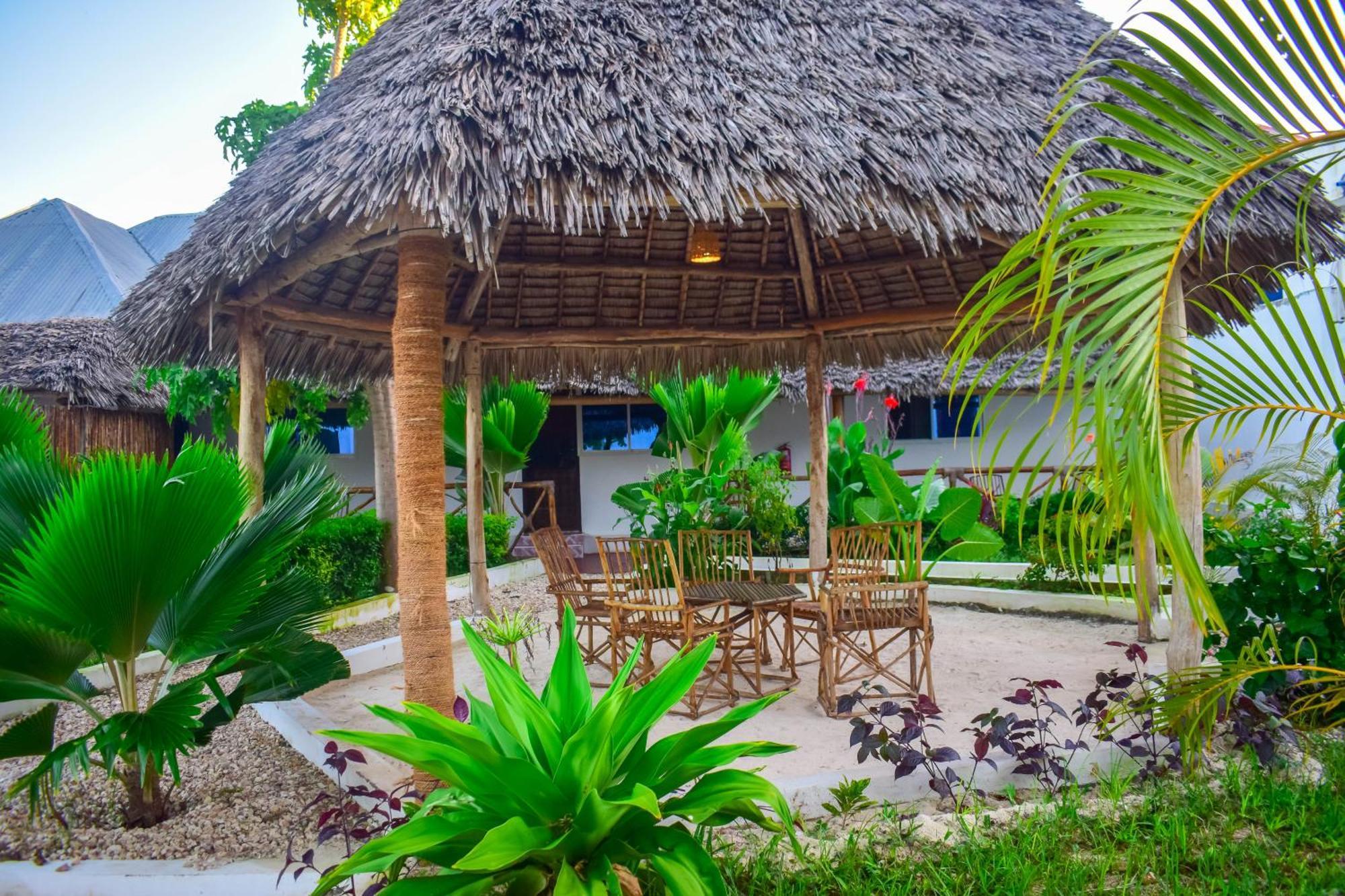 Uhuru House And Restaurant Nungwi Buitenkant foto