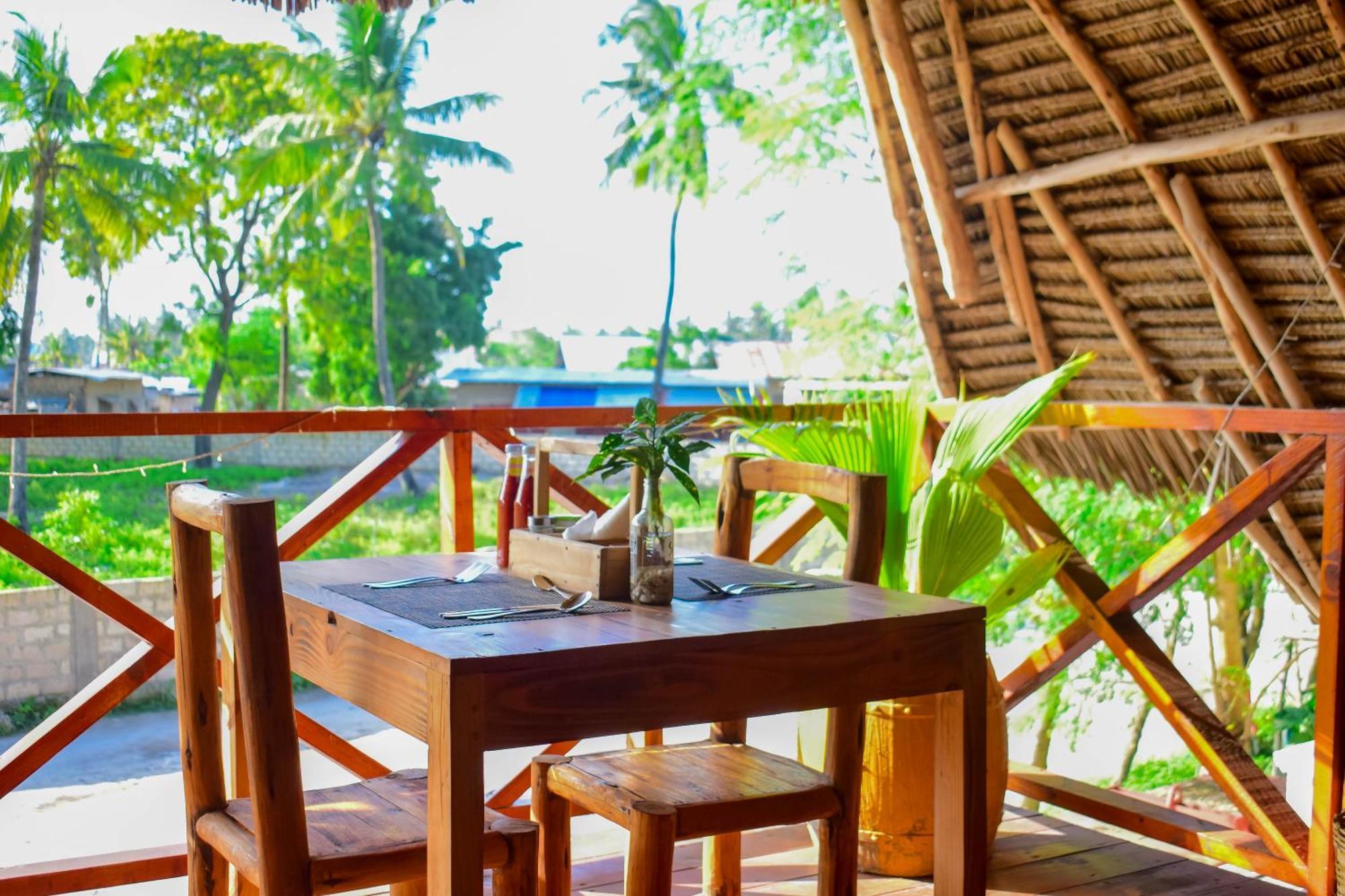 Uhuru House And Restaurant Nungwi Buitenkant foto