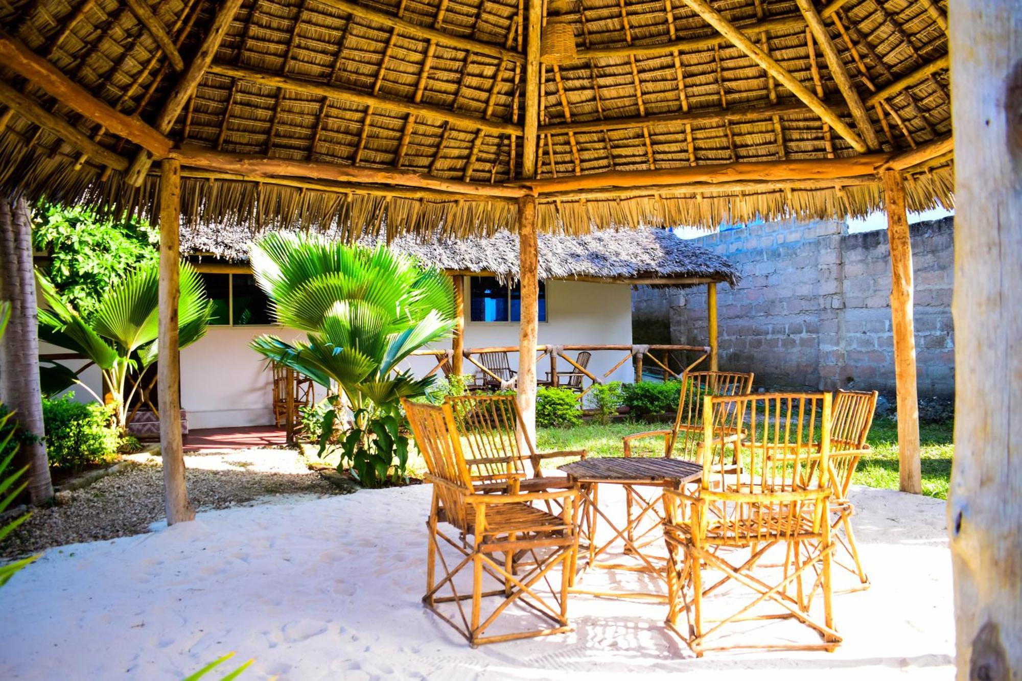 Uhuru House And Restaurant Nungwi Buitenkant foto