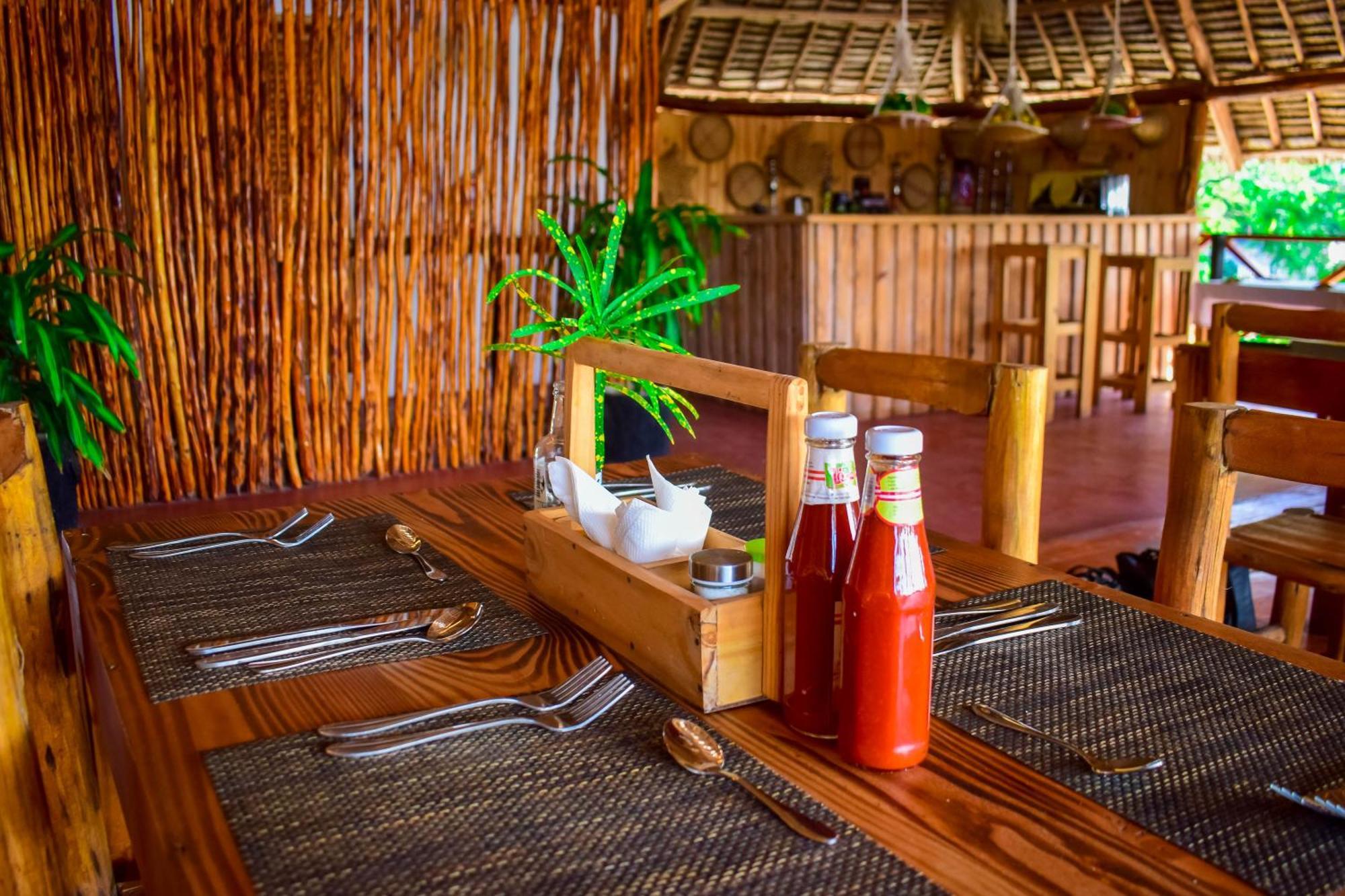 Uhuru House And Restaurant Nungwi Buitenkant foto